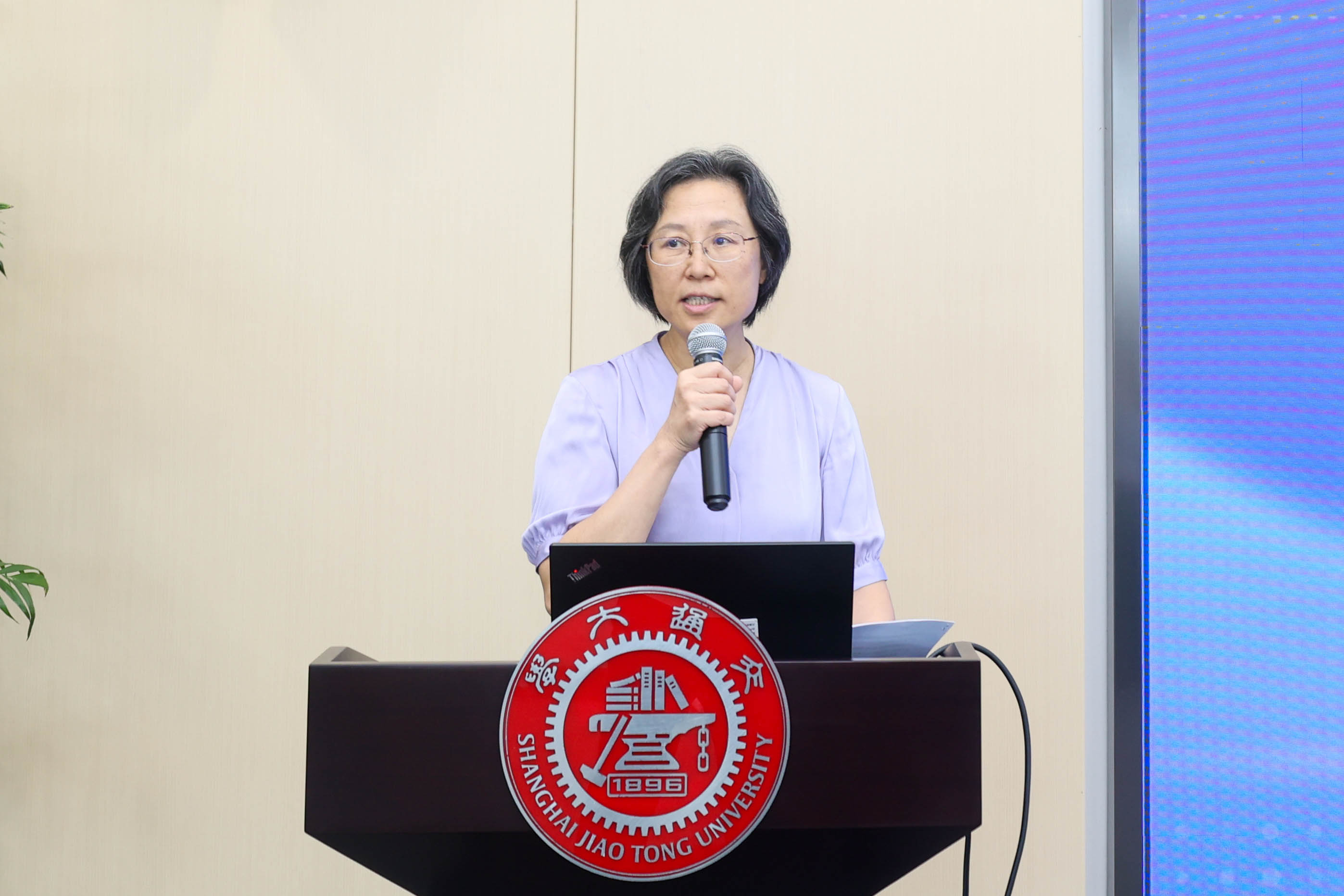 福利姬
副教务长 吴静怡 (2).JPG